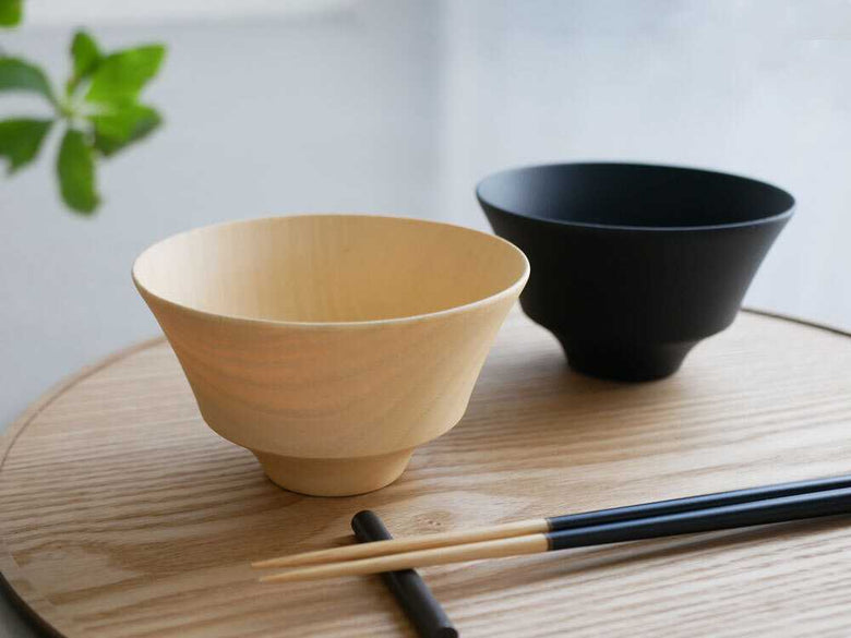 天然木の汁椀と陶器の食器が並んだテーブル