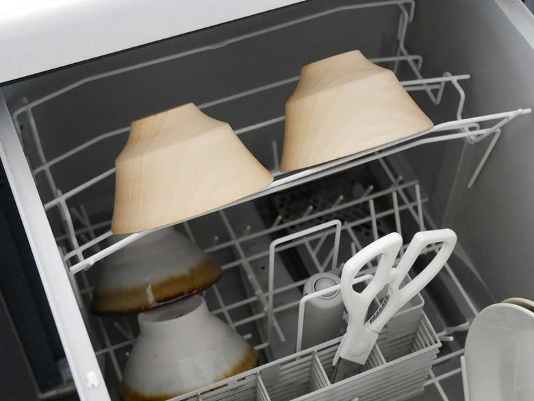 天然木の汁椀がキッチン用品と共に配置されている様子