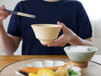 天然木の汁椀と陶器の食器が並ぶ写真