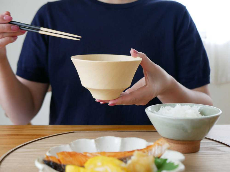 天然木の汁椀と陶器の食器が並ぶ写真