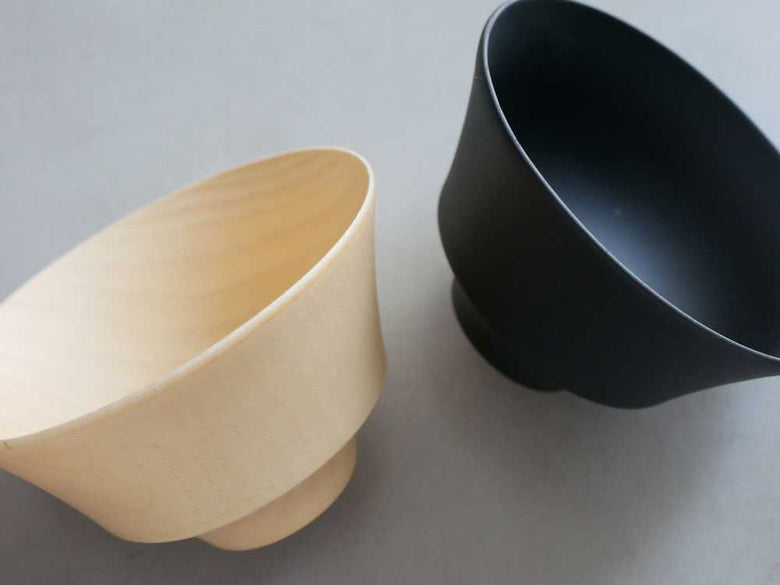 天然木の汁椀がテーブルに置かれた様子