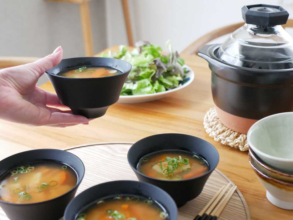 天然木の汁椀に入ったスープ