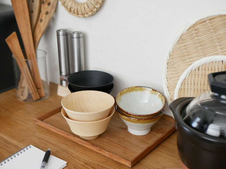 天然木の汁椀と食器が並ぶテーブル