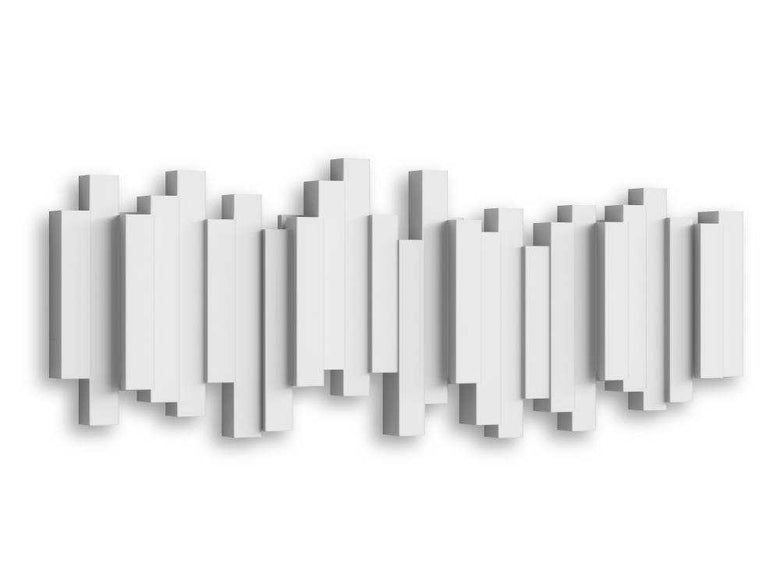 アンブラ スティックマルチフックが壁に掛かっている