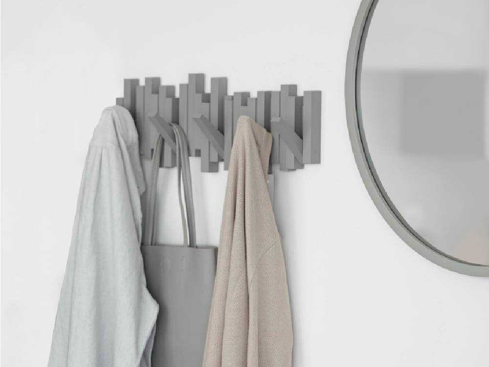 アンブラのスティックマルチフックが壁に設置されている