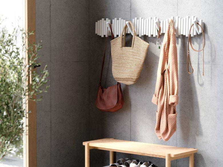 パイン材のアンブラ製ピケットフック、ナチュラルカラー