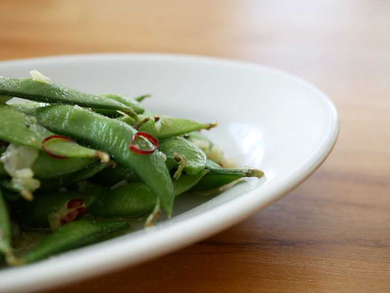 サタルニアのチボリプレートに豆が盛られた食卓