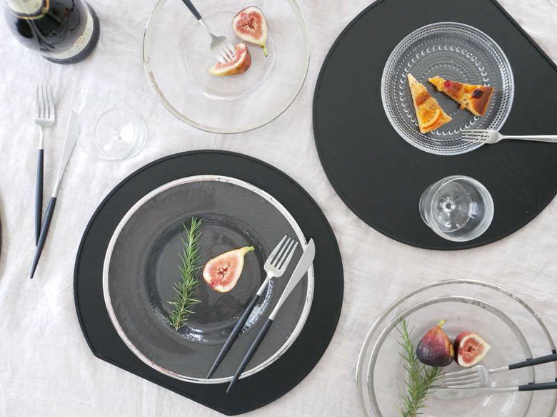 【木の器】天然木の半月膳とカトラリーが並んだテーブル