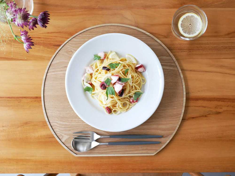 天然木の半月膳と食器がテーブルに並ぶ様子