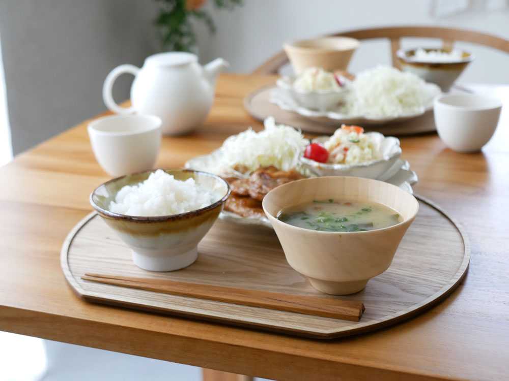 天然木の半月膳と白ご飯の盛り付け
