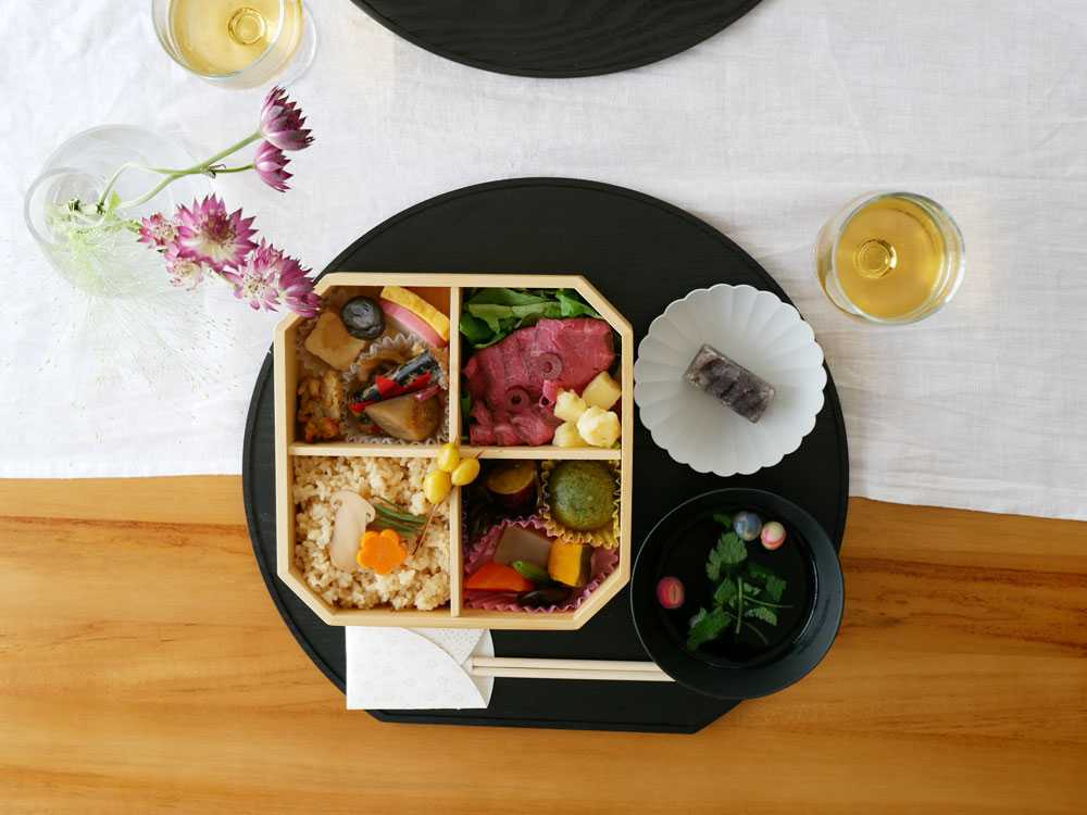 天然木の半月膳に盛られた新鮮な野菜と果物