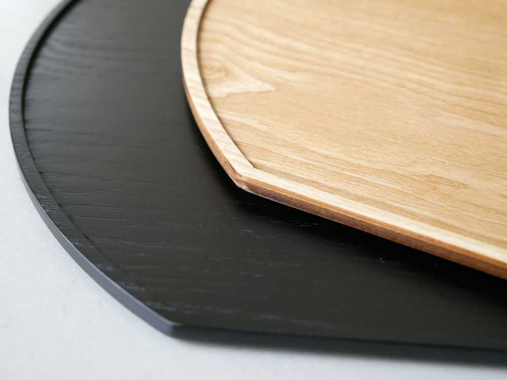 天然木で作られた半月形の木の器