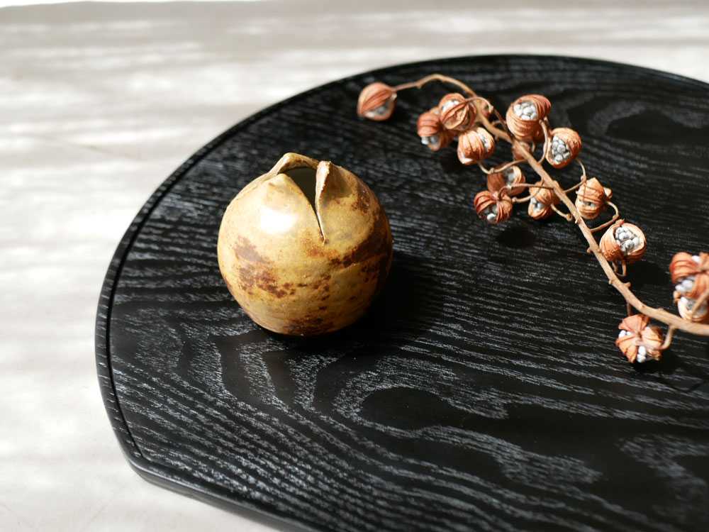 天然木の半月膳を載せた木製プレート