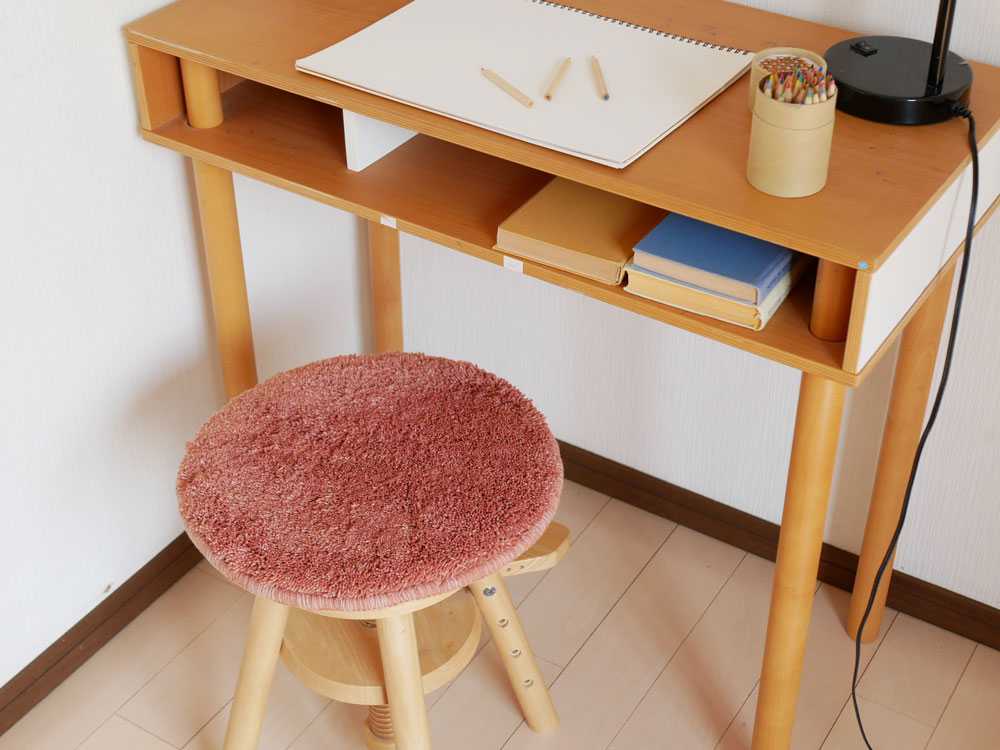 木製デスクに洗える低反発シャギーチェアパッドとオフィス用品