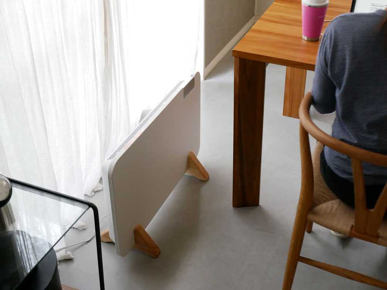 木製の家具と木床、観葉植物がある暖かい室内