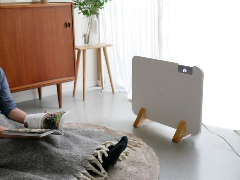 「ここぽか」を演出する木製家具と植物が配置されたリビングルーム