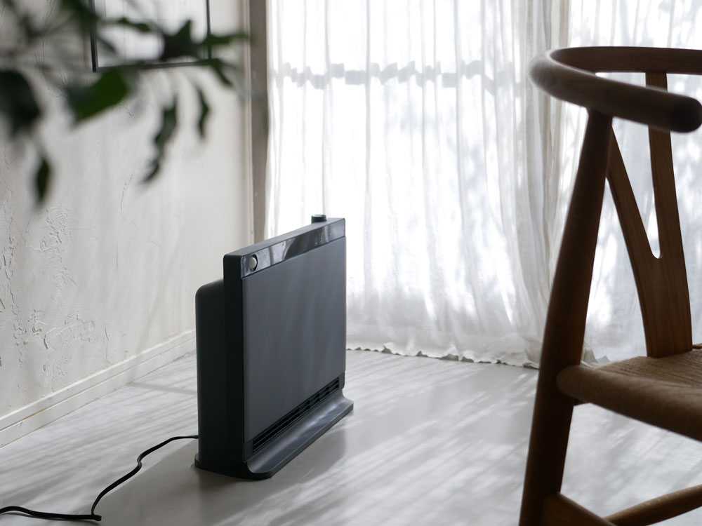 THREE UPスリーアップのハイブリッド加湿セラミックヒーターが床に設置されている