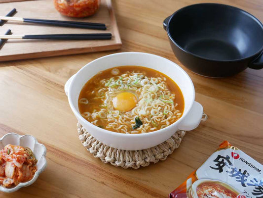 直火ラーメン鍋と食器に盛られたラーメン