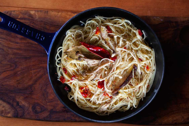 フライパンで調理されたスパゲッティと食卓