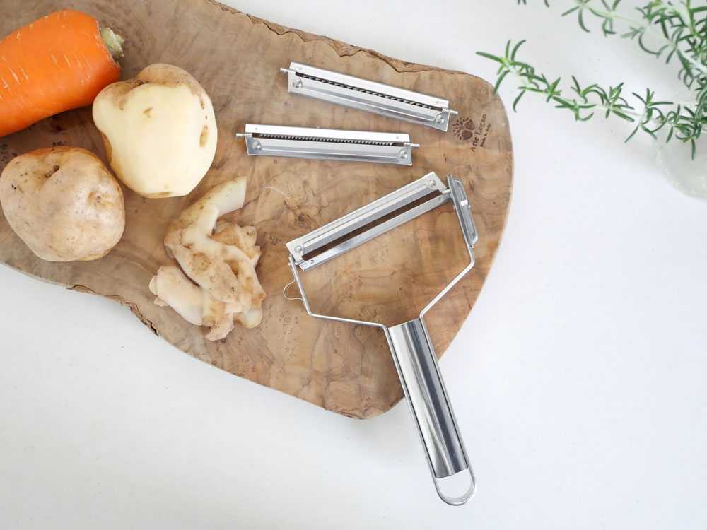 ワンタッチで替え刃交換！1本3役 ニュースピードピーラー 替え刃1枚付きセット / 細千切刃の仕様シーン1