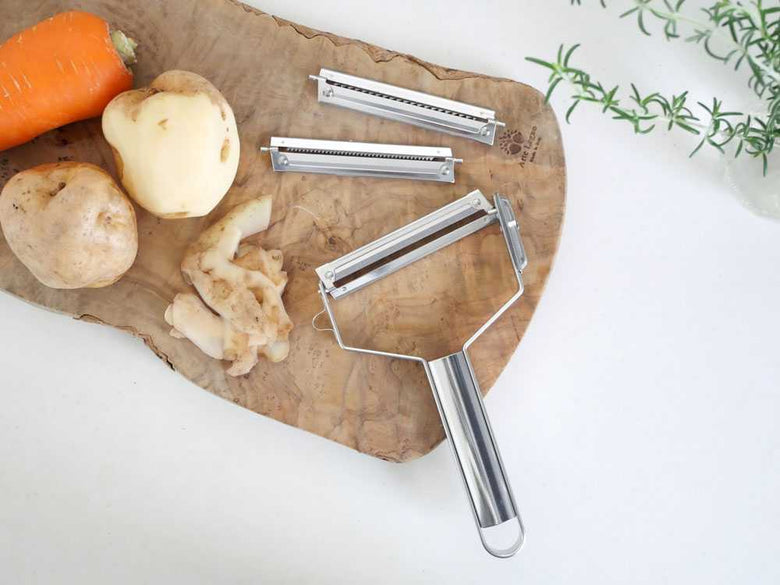 ワンタッチで替え刃交換！1本3役 ニュースピードピーラー 替え刃1枚付きセット / 細千切刃の仕様シーン1