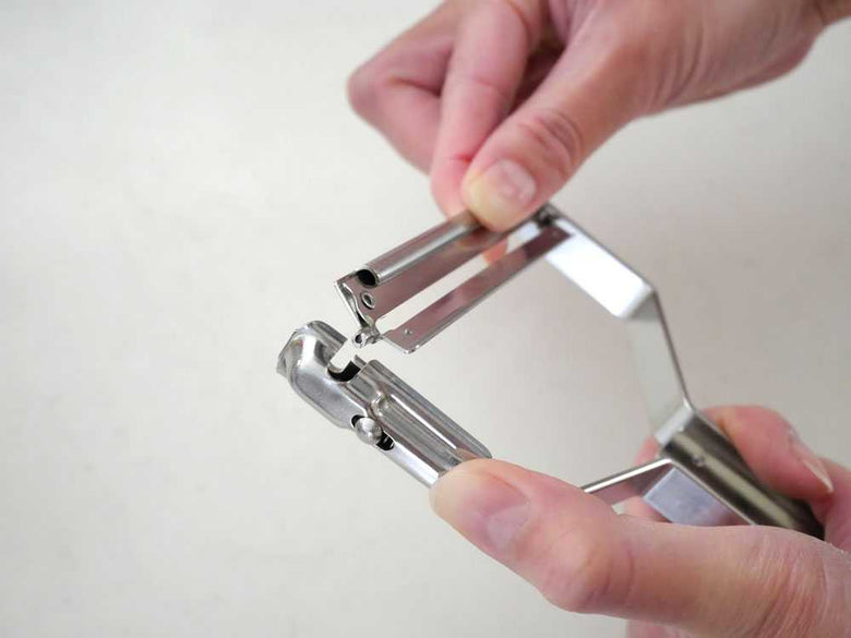 ワンタッチで替え刃交換！1本3役 ニュースピードピーラー 替え刃1枚付きセット / 細千切刃の仕様シーン2