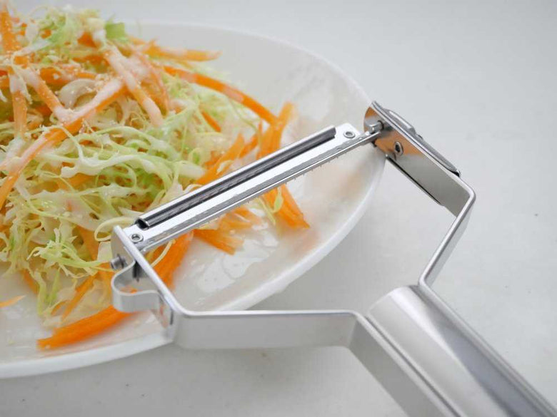 ワンタッチで替え刃交換！1本3役 ニュースピードピーラー 替え刃1枚付きセット / 太千切刃の仕様シーン6