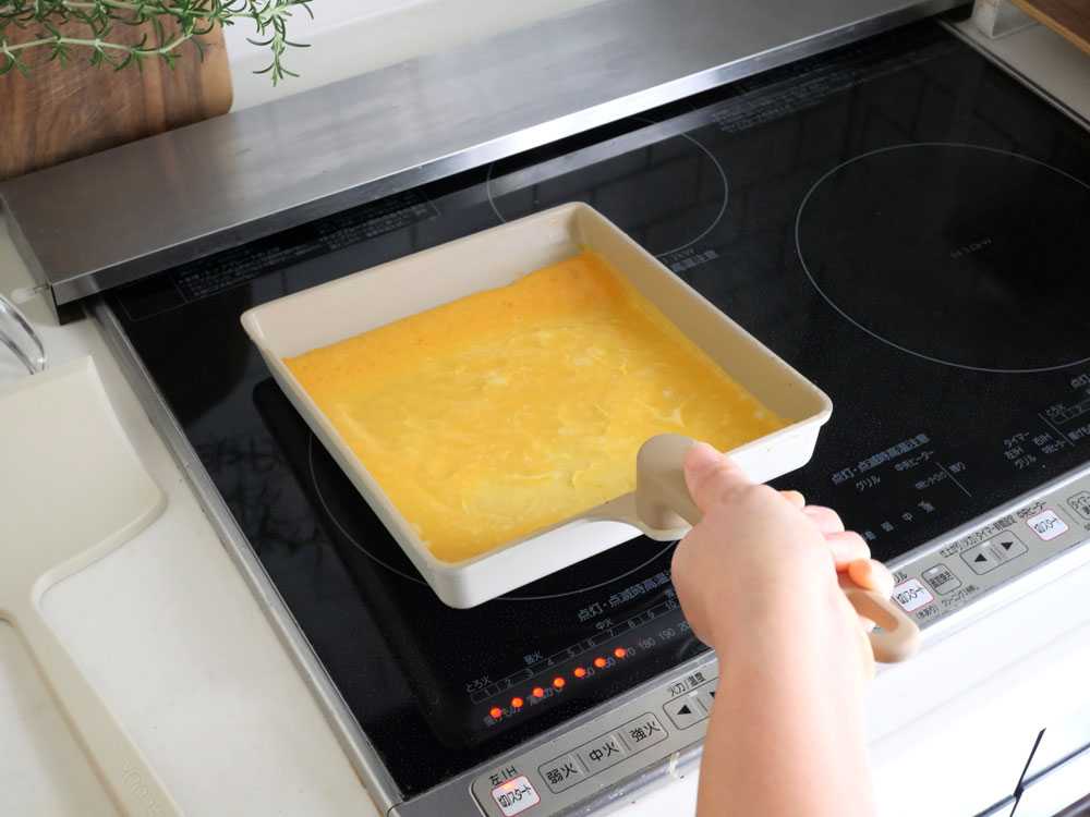 【TRUECOOK/トゥルークック】エッグパン＆フライ返しセット ラージ / ベージュの仕様シーン2