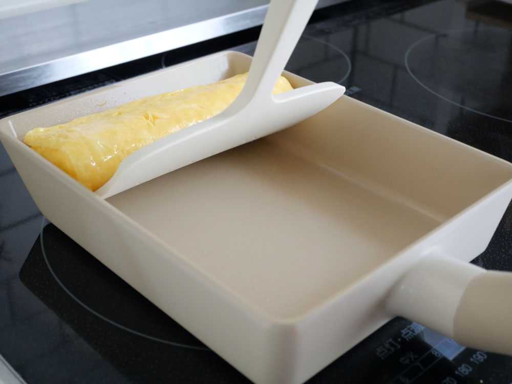 【TRUECOOK/トゥルークック】エッグパン＆フライ返しセット ラージ / ベージュの仕様シーン3