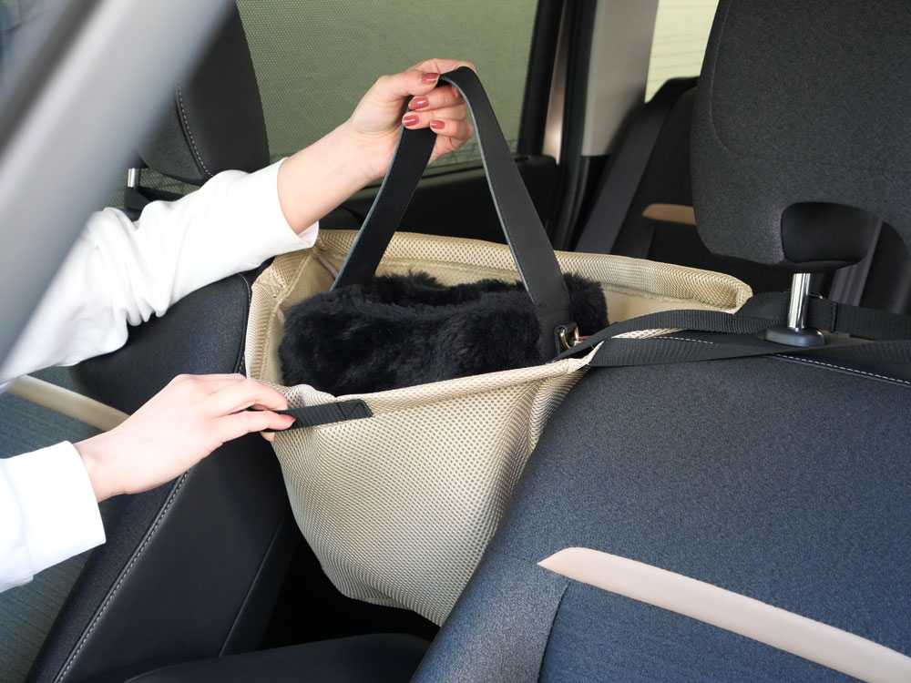 浮かせて便利な車の収納メッシュポーチ・ホルダー