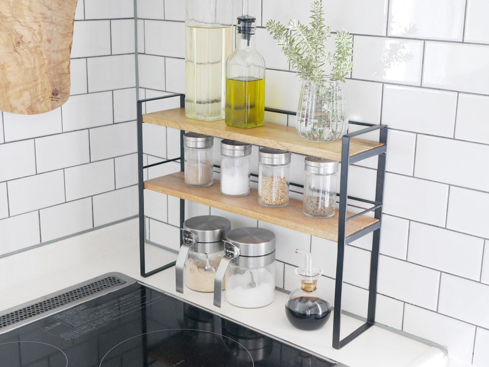 キッチンに置かれたポッシュリビングのマルチラックに調理器具や果物、観葉植物が配置された様子