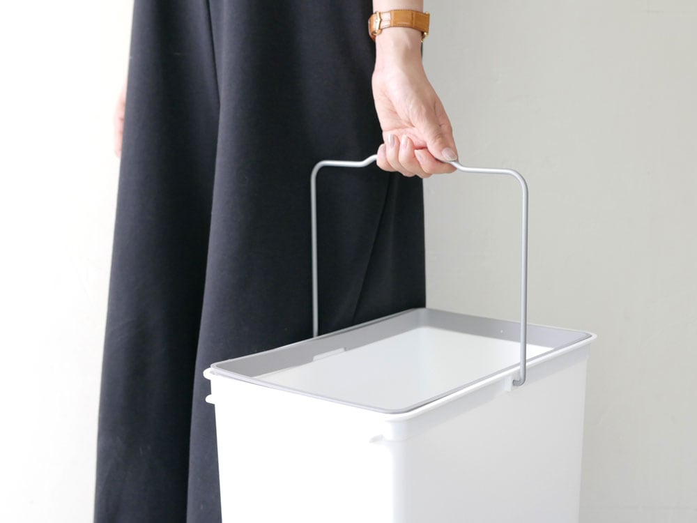 ハンドル付き白色プラスチック製トラッシュビン