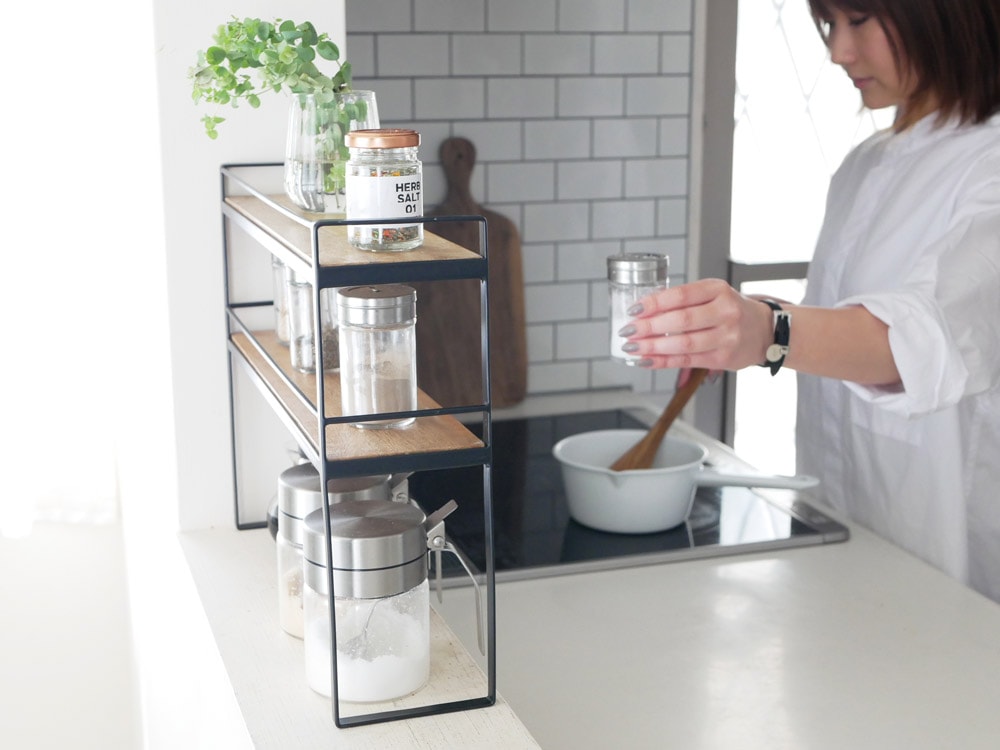 ポッシュリビングのマルチラックにグラスやボトルが並ぶ様子