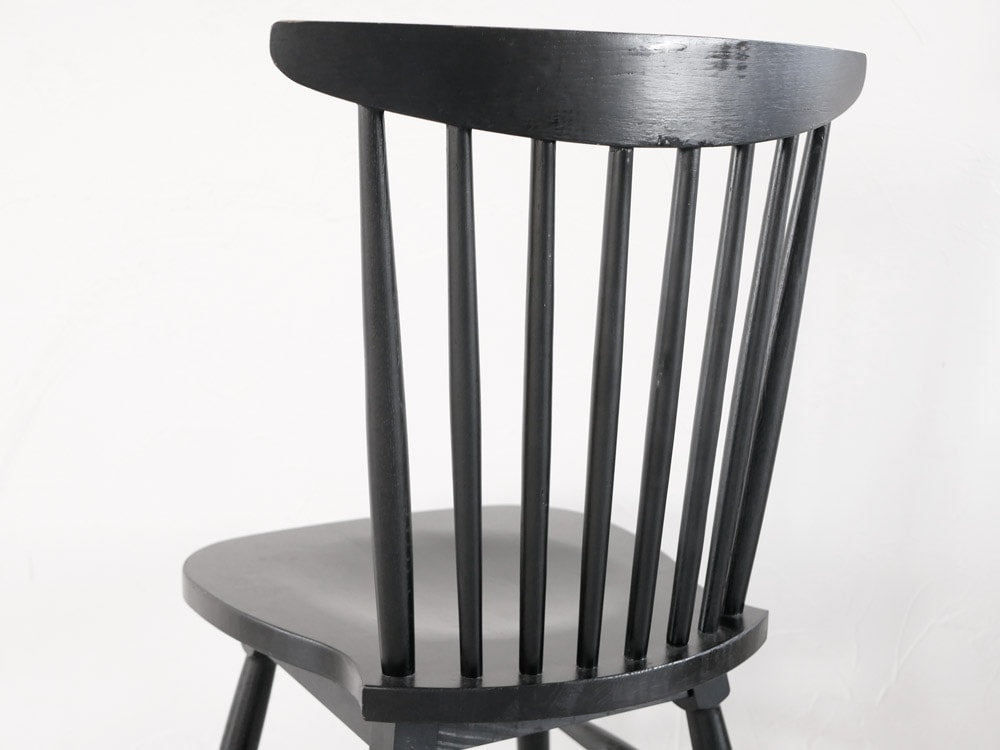 グレーのウィンザー型無垢材チェア