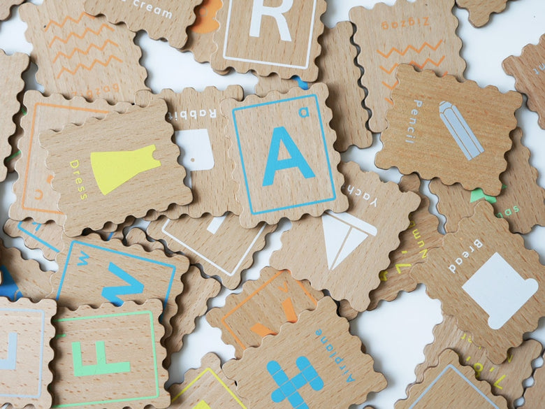 douブランドのABCスタンプセット。木製カード、アクリルボード、ショルダーバッグが並べられた商品画像