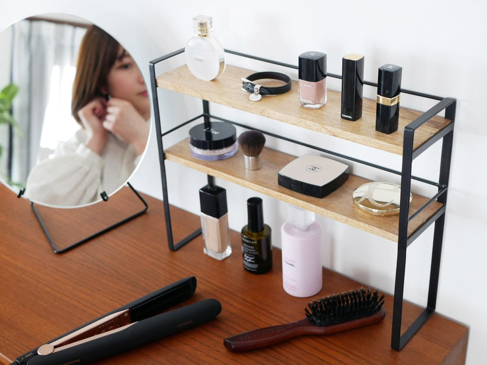 ポッシュリビングの木製マルチラックに化粧品が並ぶ