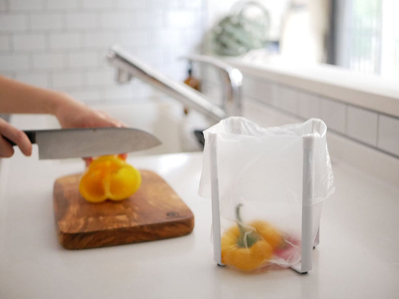 YAMAZAKIのタワー型ポリ袋エコホルダー。スチール製本体とシリコンキャップでキッチンのポリ袋を整理。化粧箱入り