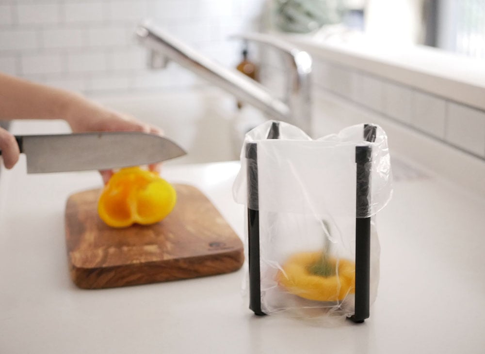YAMAZAKIのタワー型ポリ袋エコホルダー、スチールとシリコン製でキッチンのポリ袋を整頓