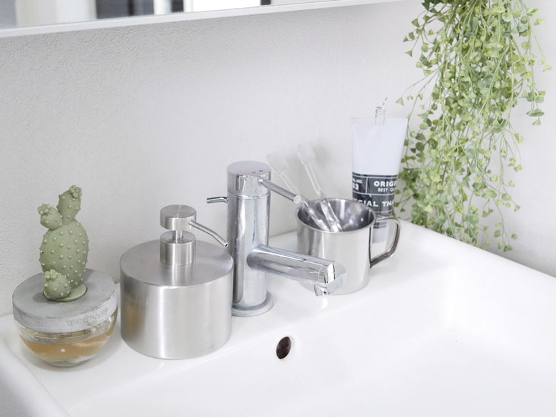 ダルトンのステンレスソープディスペンサーが洗面台に置かれている