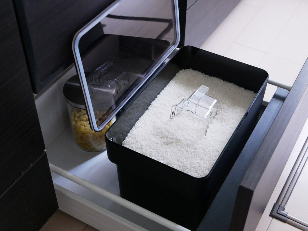 タワー（YAMAZAKI）製シルバーアルミニウム密閉シンク下米びつ。計量カップ付き、サイズ約W197×D300×H192mm