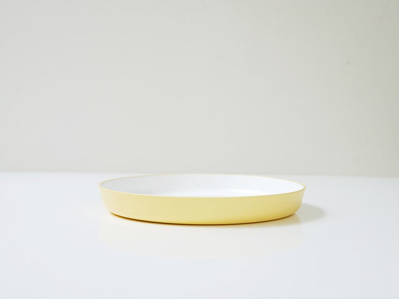 果物や乳製品が盛られた黄色のキッズプレート