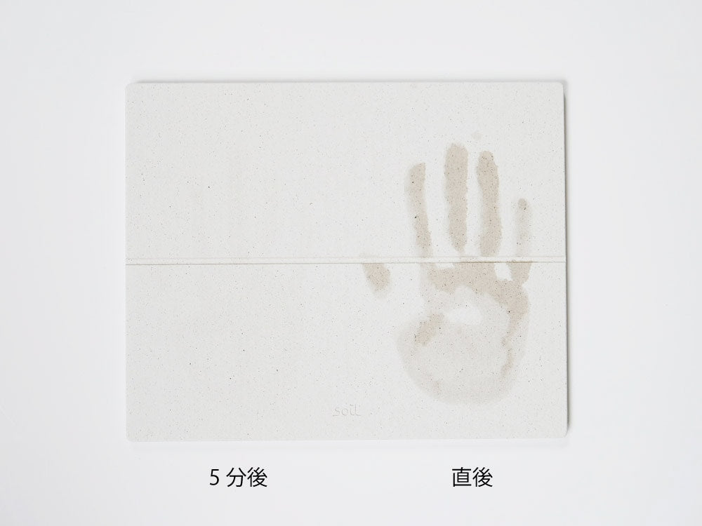白いドライングボードに足跡模様が描かれたデザイン