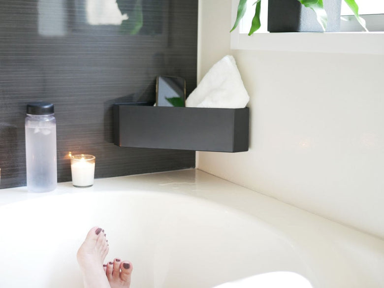 バスルームのコーナーに取り付けられたマグネットおもちゃラック