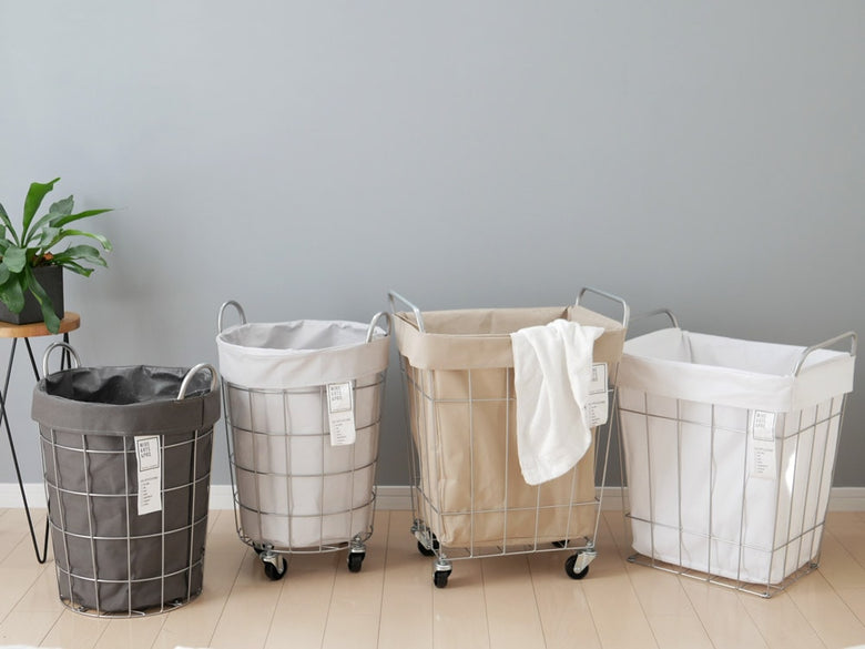 BRIDブリッドのランドリーストレージスクエア45L。プラスチックと籐素材で作られた収納バスケットにハンドルとキャスターが付いており、洗濯用品の整理に最適です。