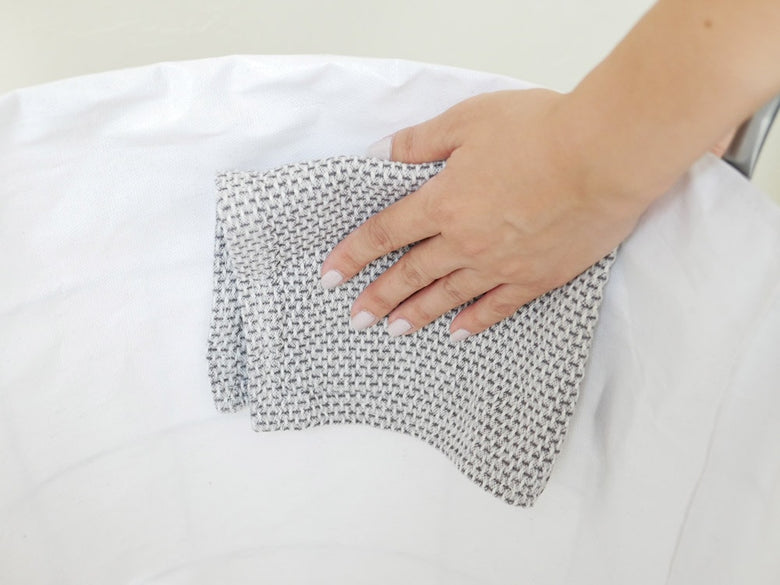 BRIDの白色丸型ランドリーストレージ、ポリエステルとコットンのメッシュカバー付きスチール製収納ボックス