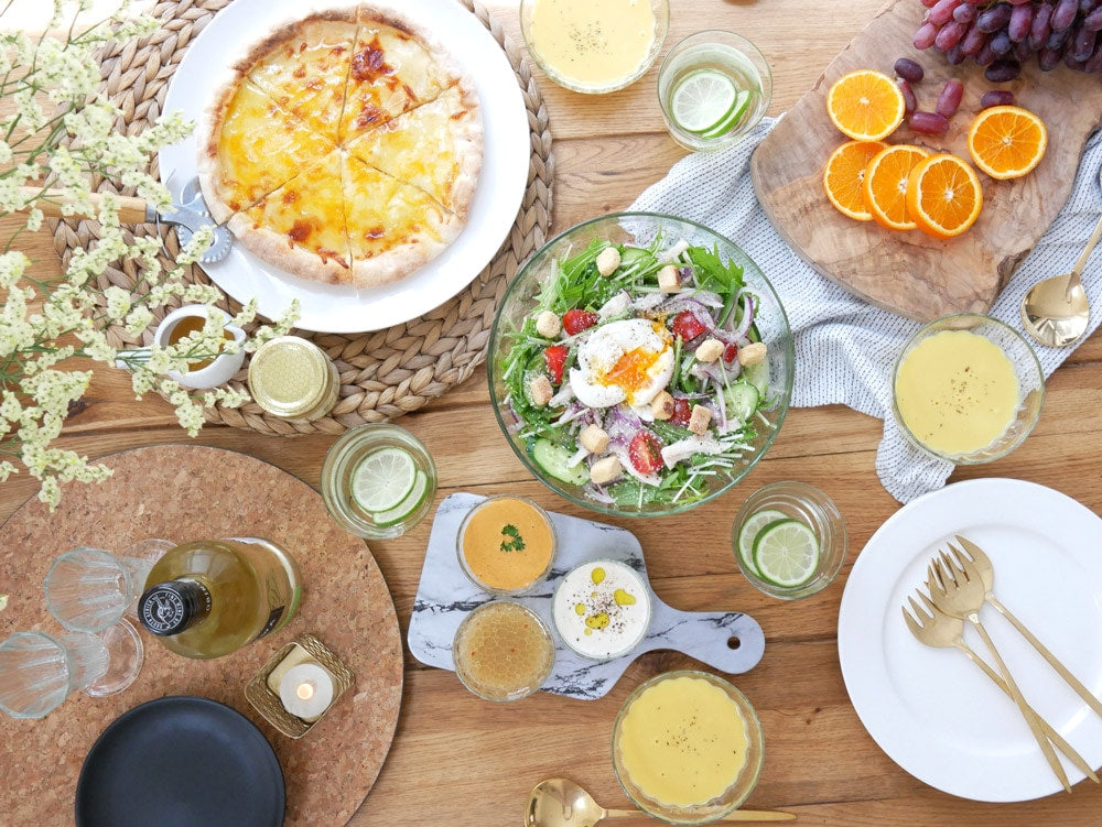 テーブルに果物入りリューズガラスの丸ボウル