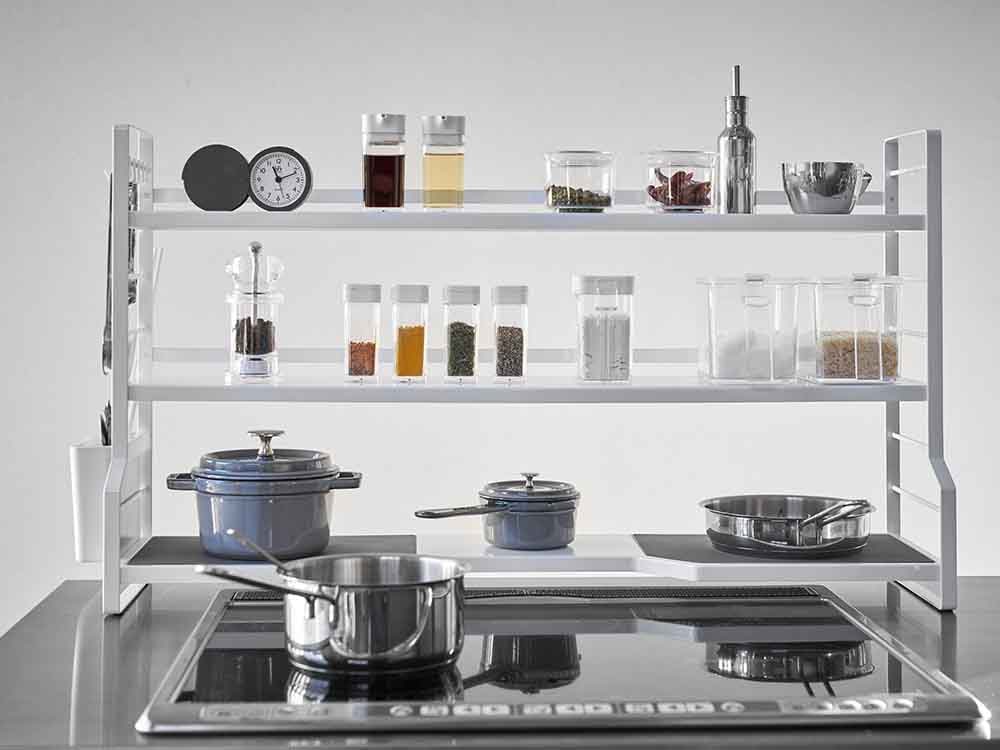 YAMAZAKIタワーのコンロ奥ラックがキッチンの棚上に設置されている様子