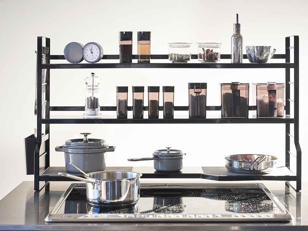 YAMAZAKIタワー製コンロ奥ラックが、キッチンのガスコンロ下に設置されたスチール製の棚として配置されています