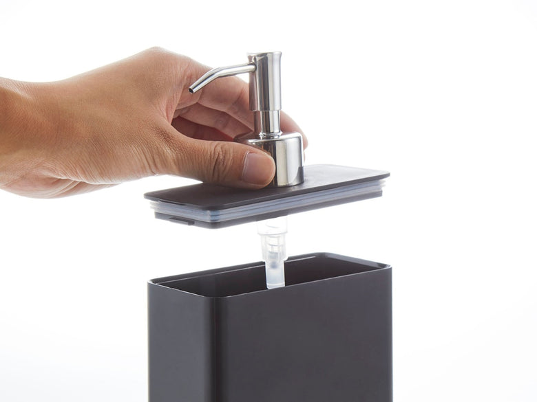 シンク上に置かれたYamazakiのタワーディスペンサーと植物