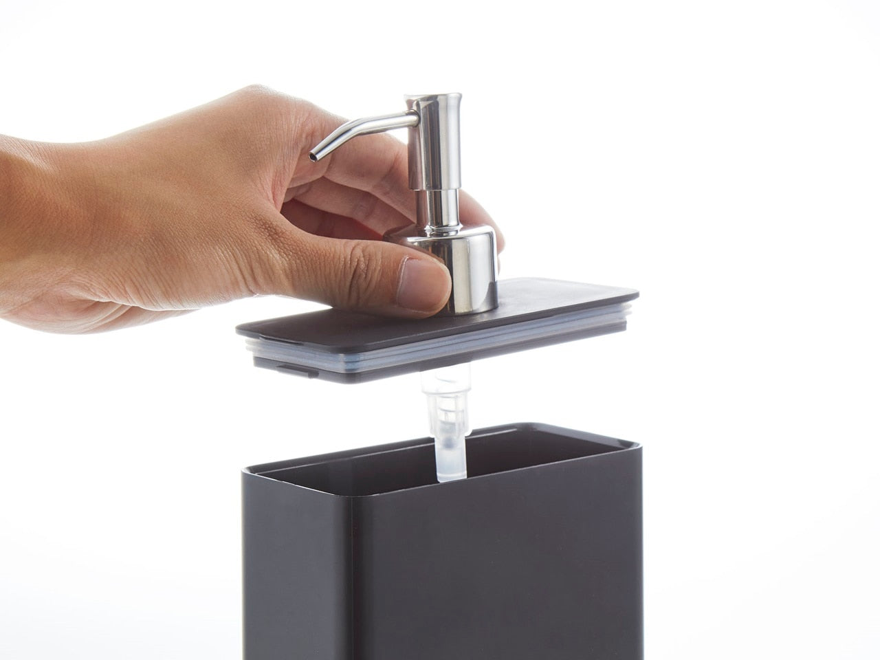 山崎のツーウェイディスペンサー スクエアスリムがシンクに置かれている